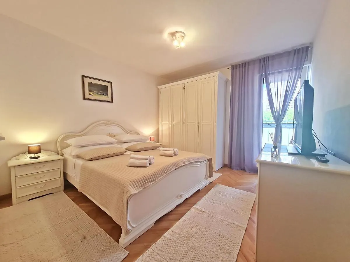 Apartment Nina Marie II Split 0*,  Croatia